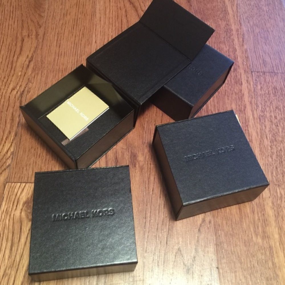 🎉1 HR sale 🎉Michael Kors box 🎁